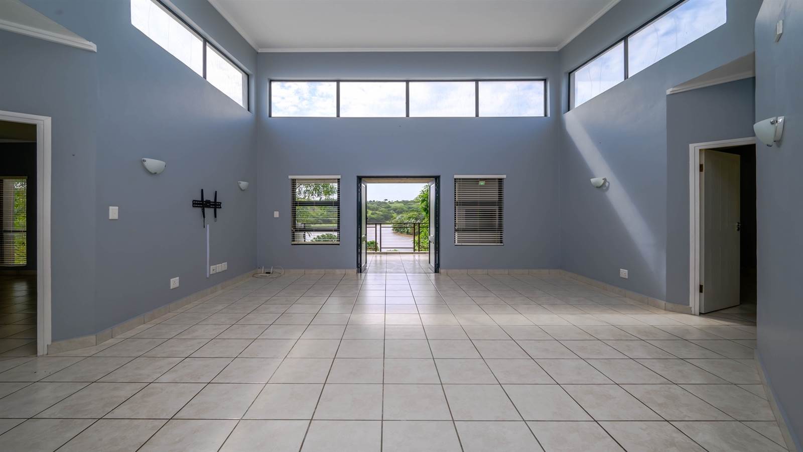 3 Bed Apartment in Palm Lakes Estate photo number 16