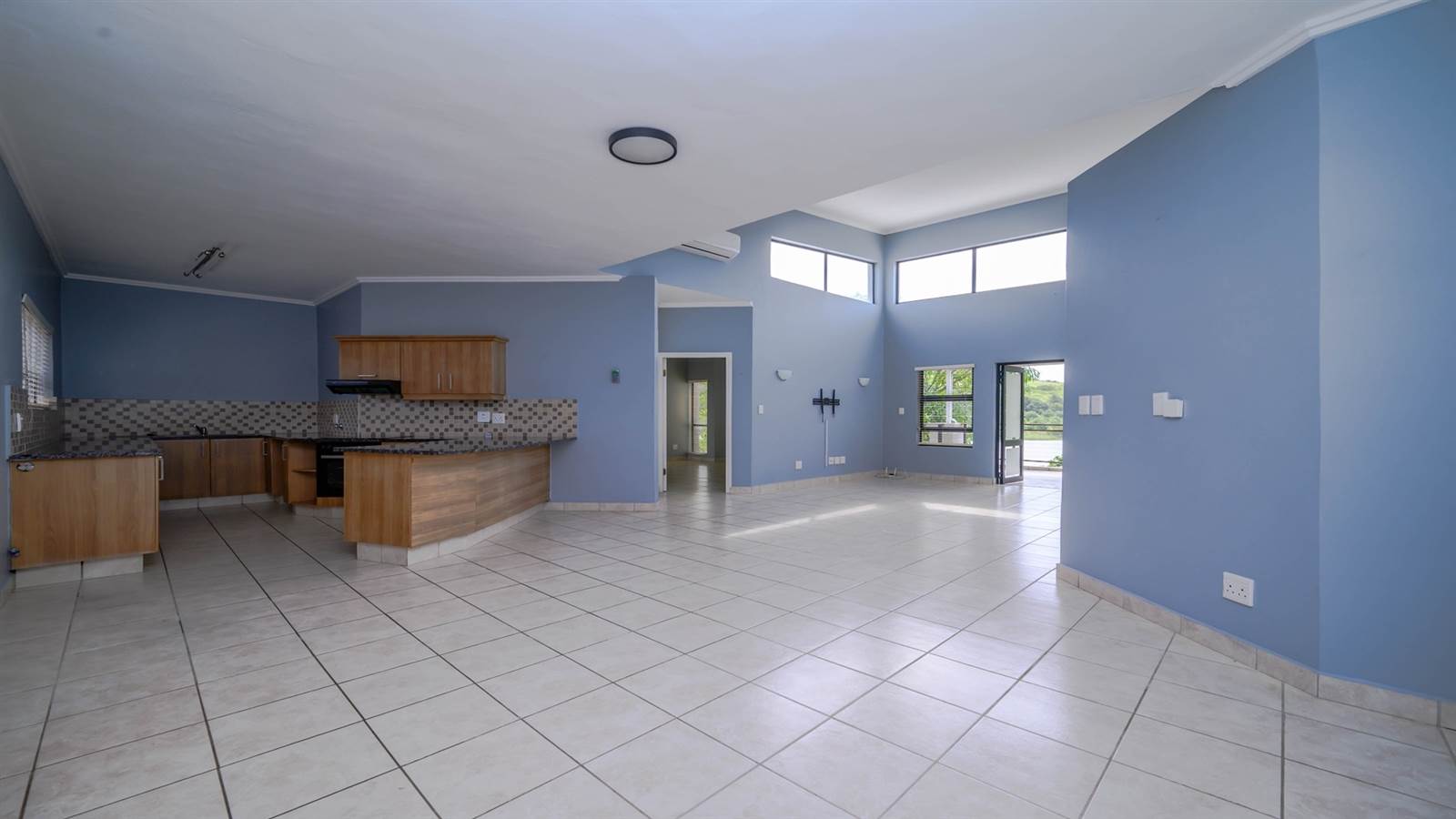 3 Bed Apartment in Palm Lakes Estate photo number 10