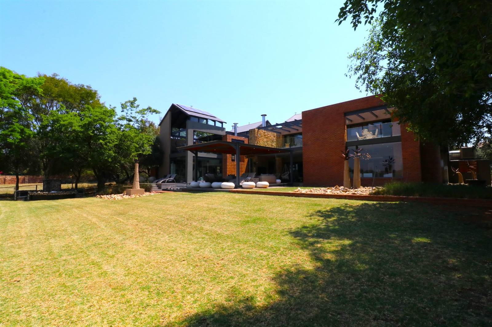 7 Bed House in Silver Lakes Golf Estate photo number 2
