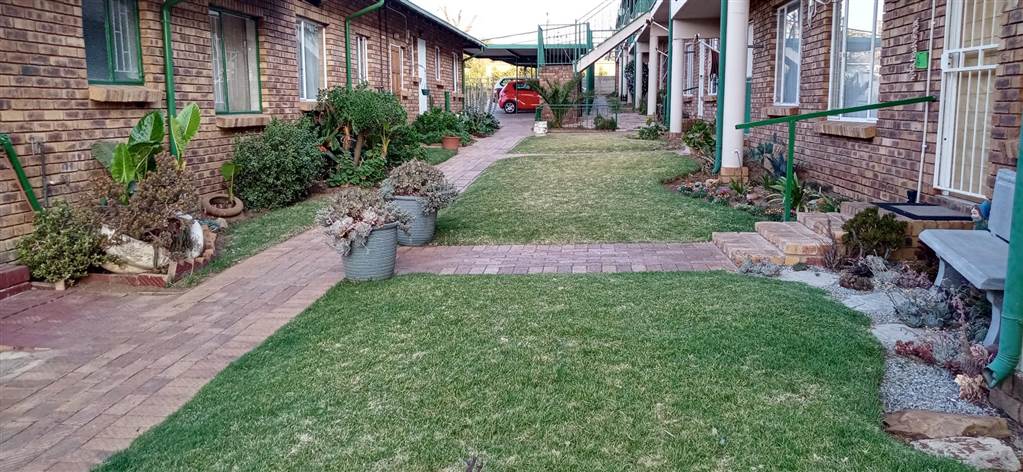 2 Bed Townhouse in Rensburg photo number 14