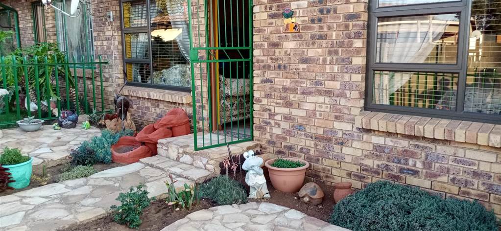 2 Bed Townhouse in Rensburg photo number 2