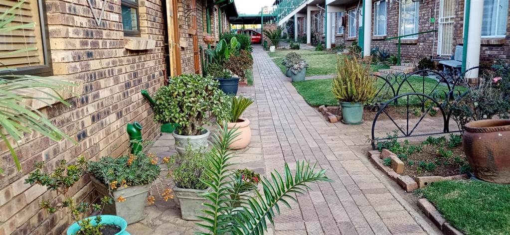2 Bed Townhouse in Rensburg photo number 16