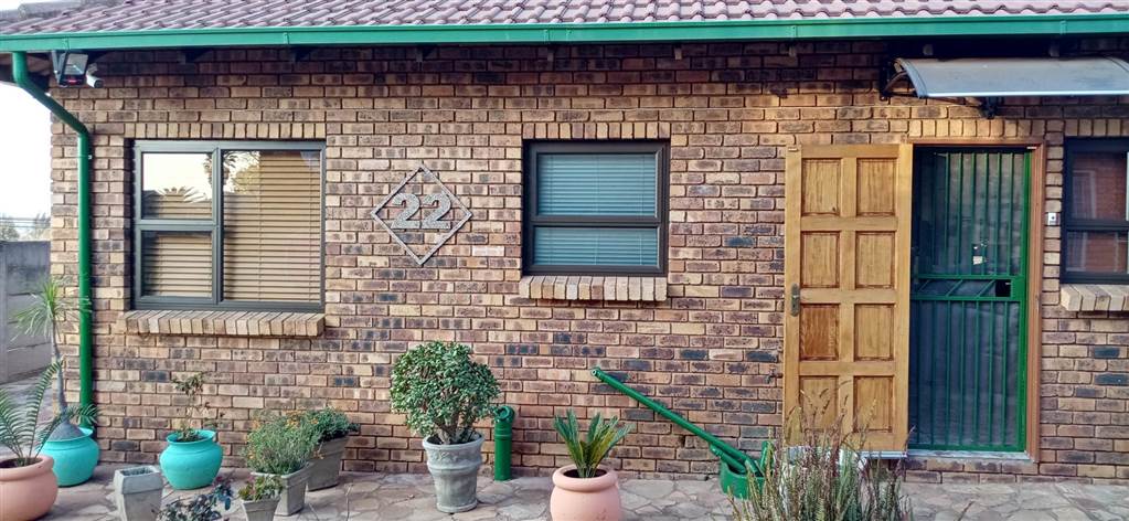 2 Bed Townhouse in Rensburg photo number 1