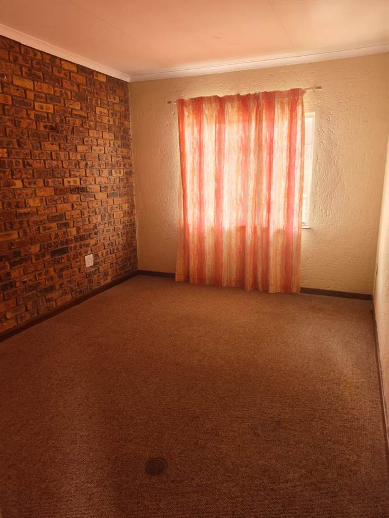 1 Bed Apartment in Secunda photo number 5