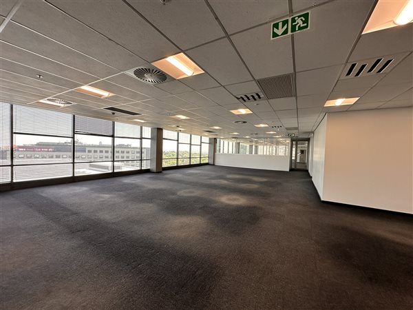 978  m² Commercial space