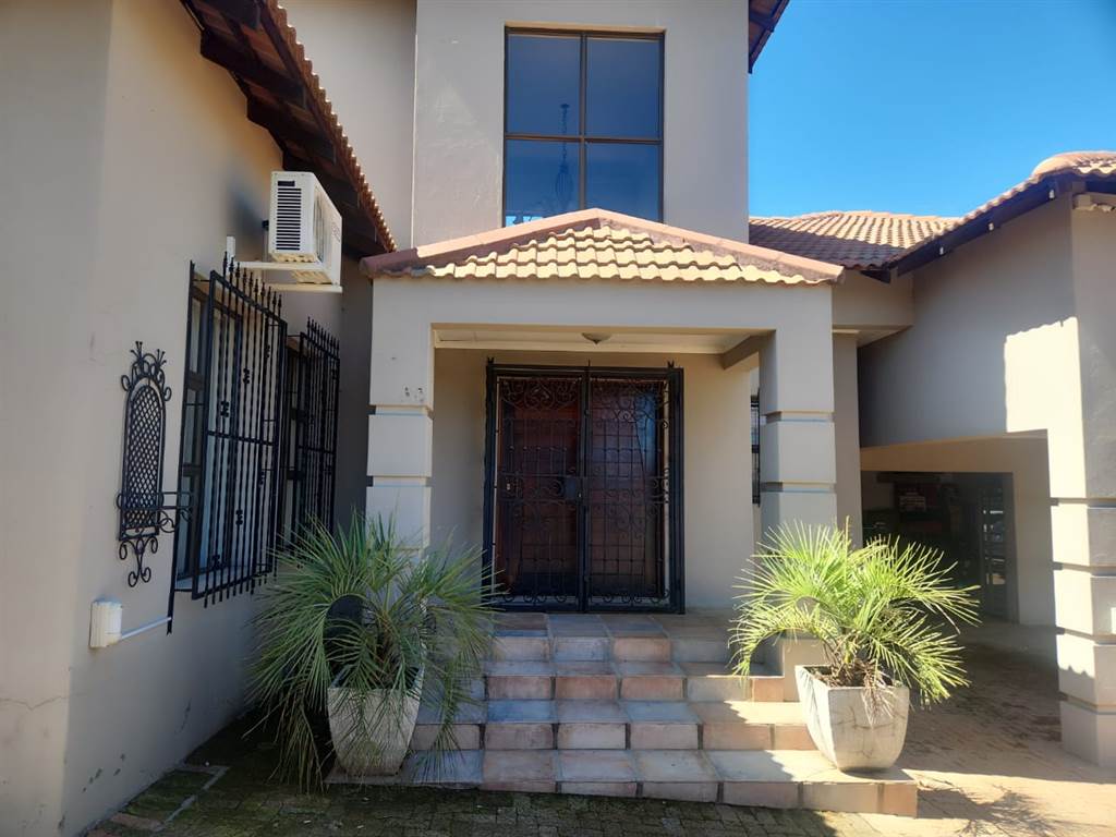 3 Bed House in Standerton Central photo number 3
