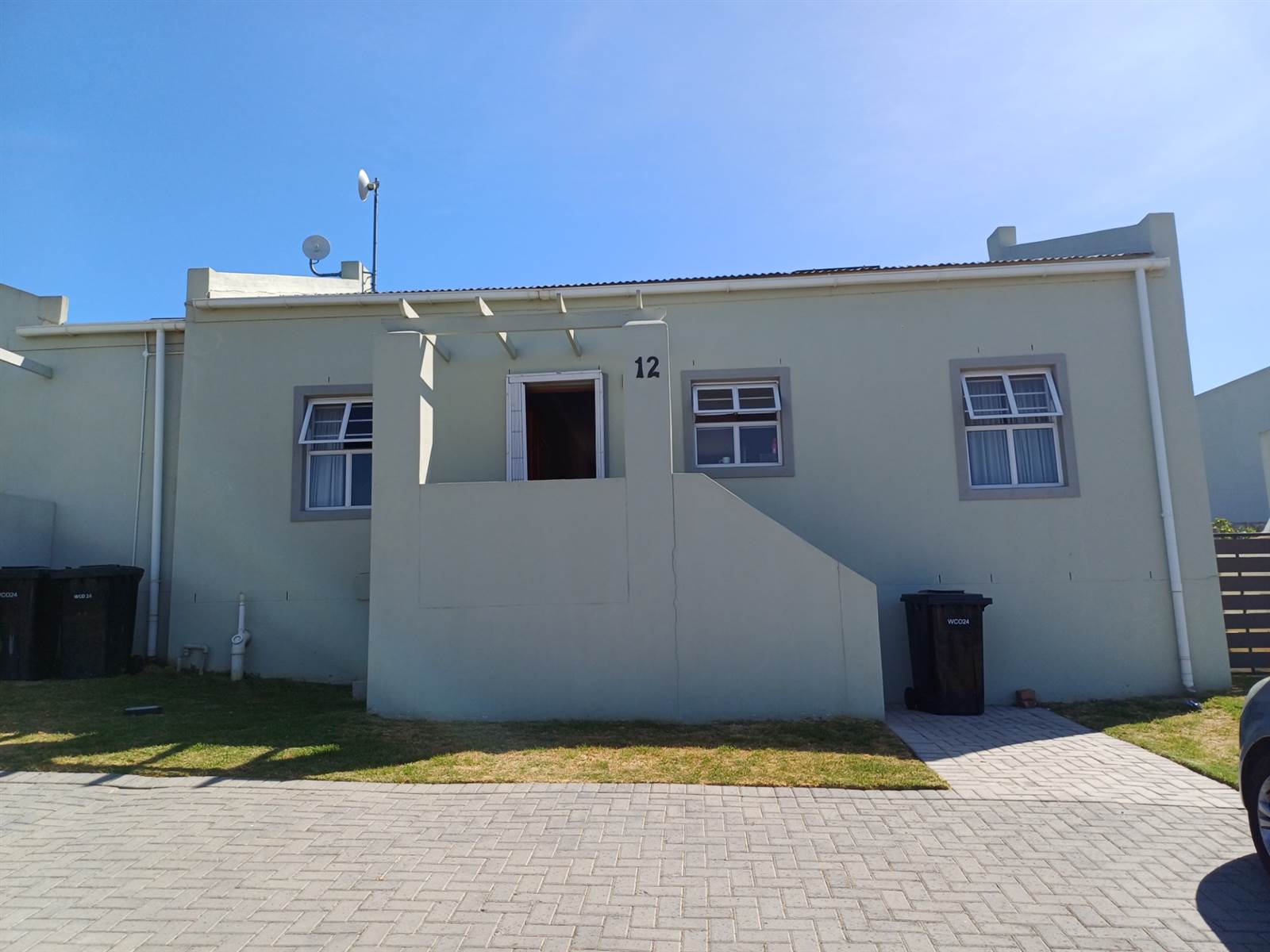 4 Bed Townhouse in Stellenbosch Central photo number 2