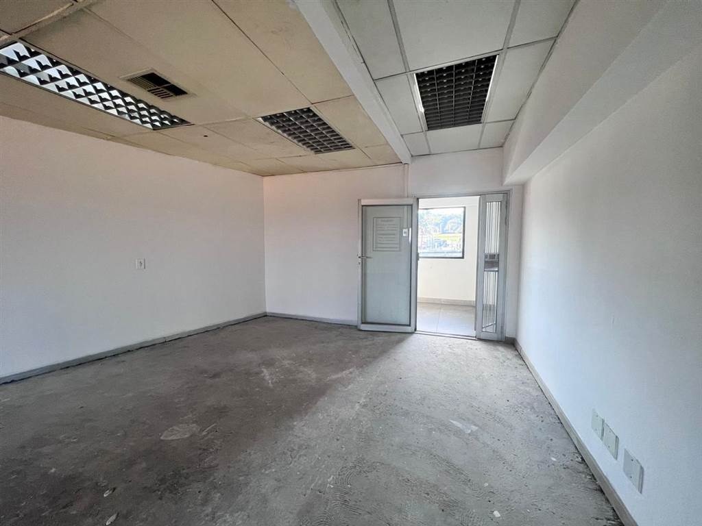 200  m² Commercial space in Horison photo number 12