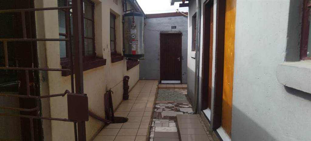 2 Bed House in Mohlakeng photo number 16