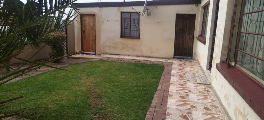 2 Bed House in Mohlakeng photo number 15