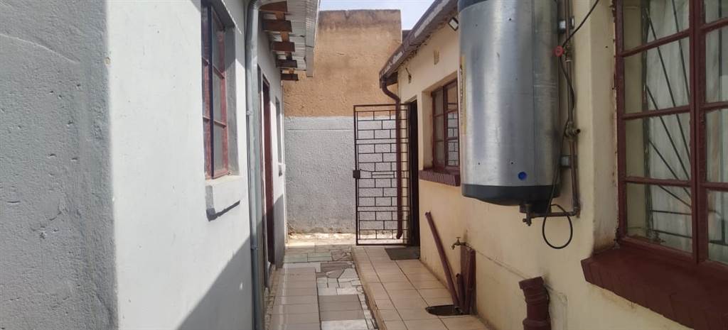 2 Bed House in Mohlakeng photo number 17