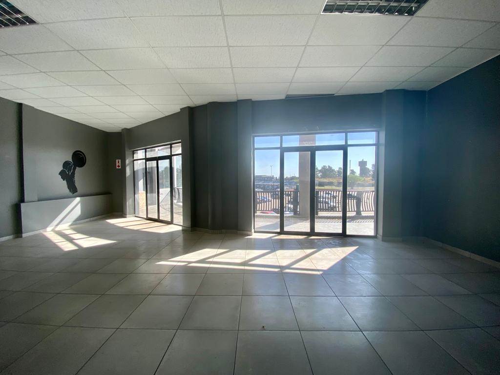 380  m² Commercial space in Del Judor photo number 8