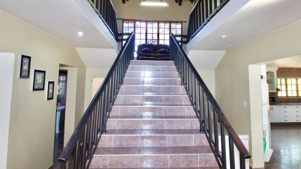8 Bed House in Mnandi AH photo number 12