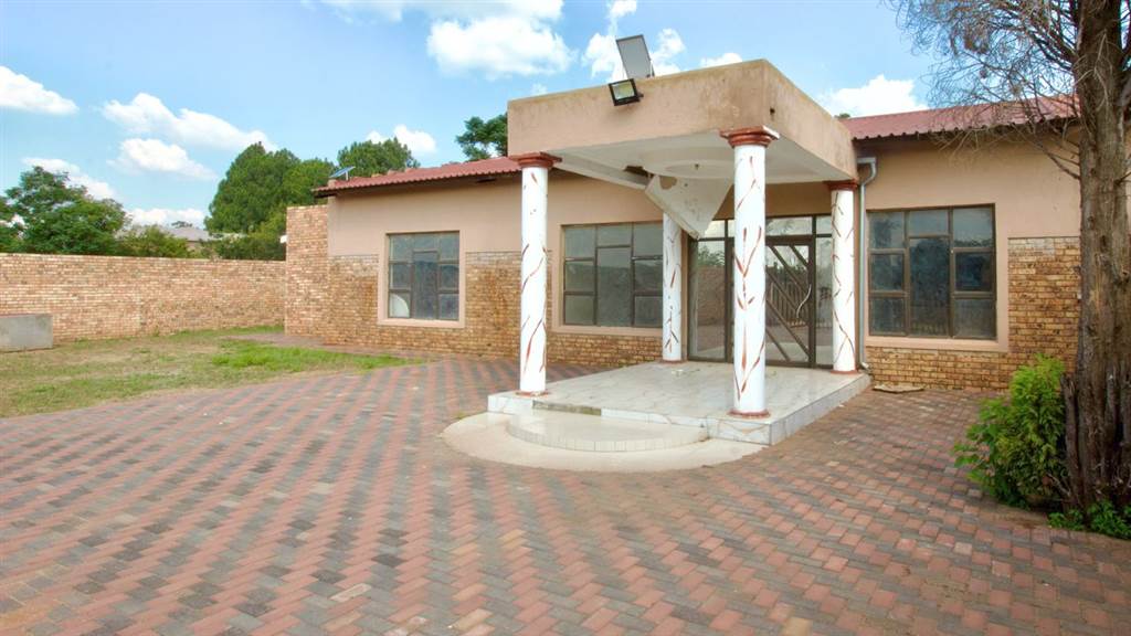 8 Bed House in Mnandi AH photo number 25