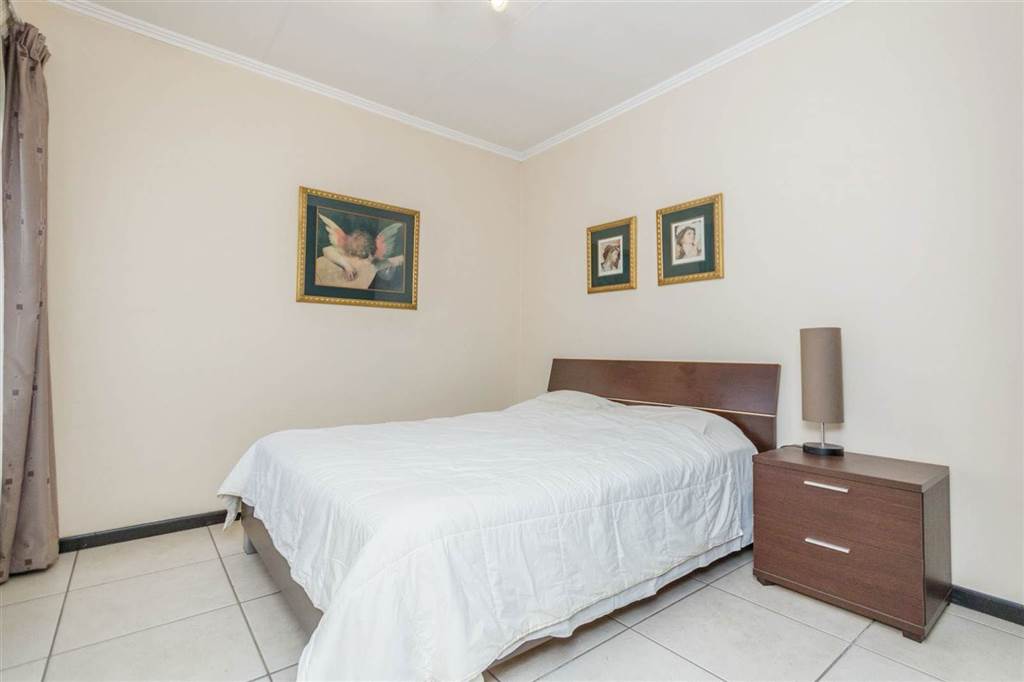 2 Bed Apartment in Greenstone Hill photo number 9