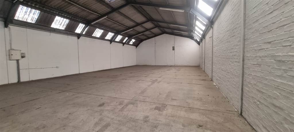 275  m² Industrial space in Airport Industria photo number 3