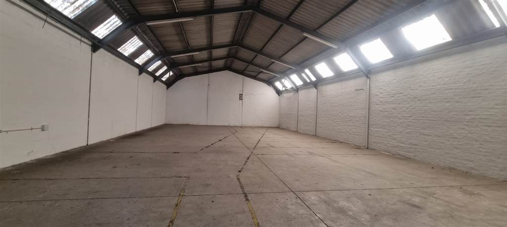 275  m² Industrial space in Airport Industria photo number 4