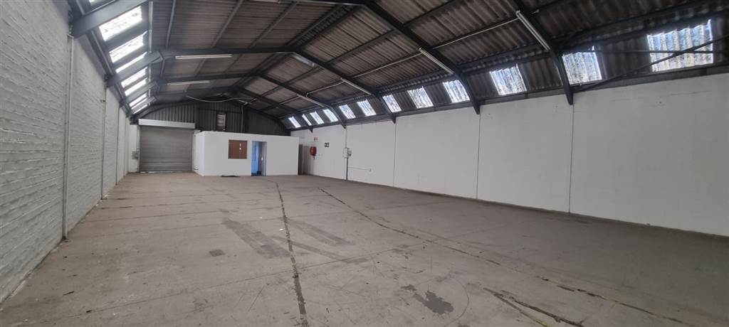275  m² Industrial space in Airport Industria photo number 2