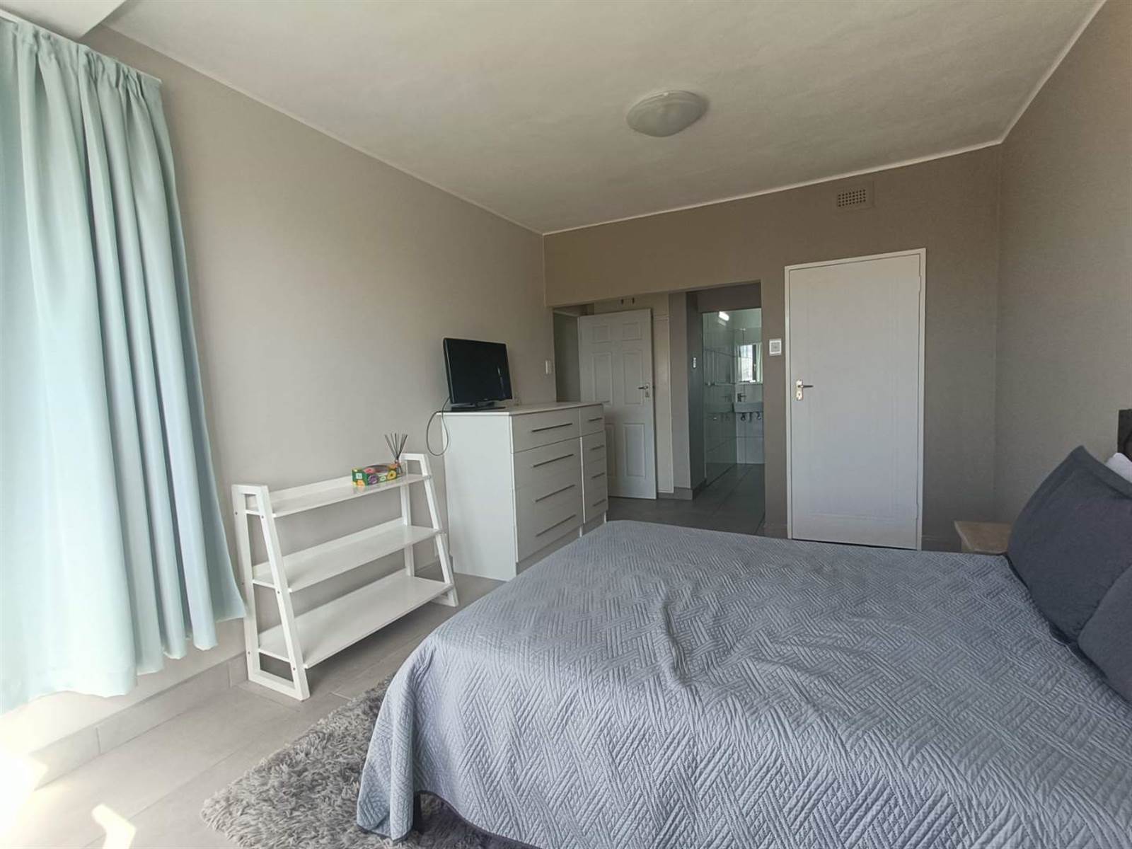 3 Bed Apartment in Port Elizabeth Central photo number 3