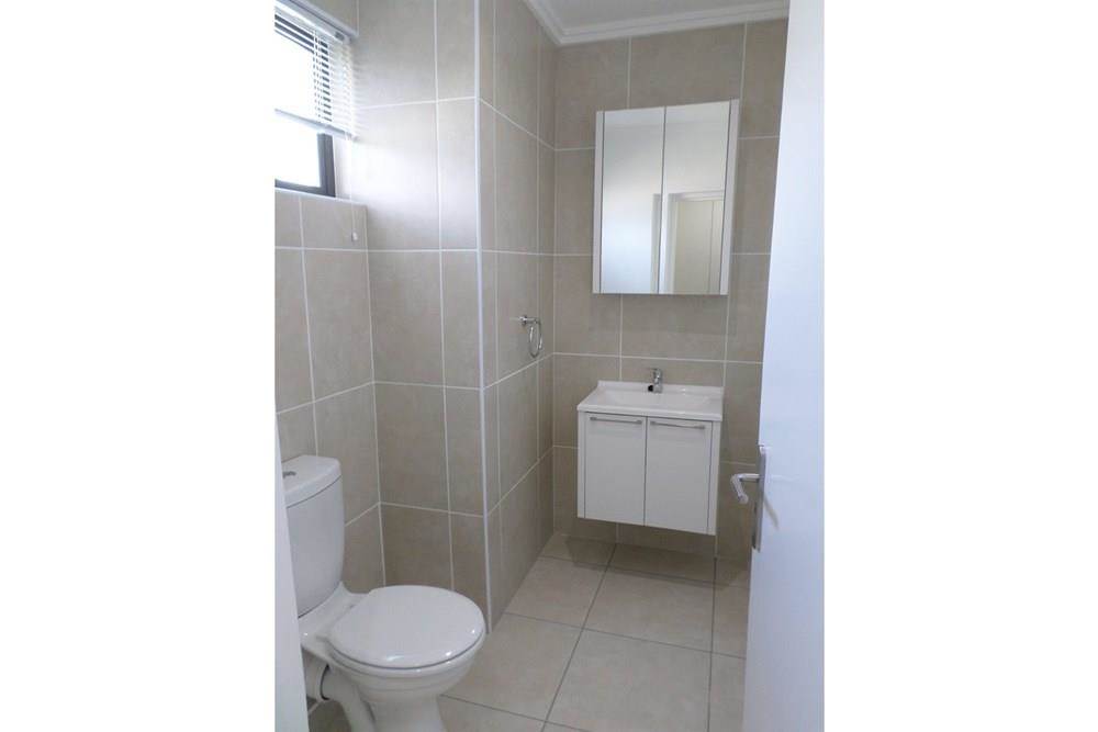 1 Bed Apartment in Sunninghill photo number 8