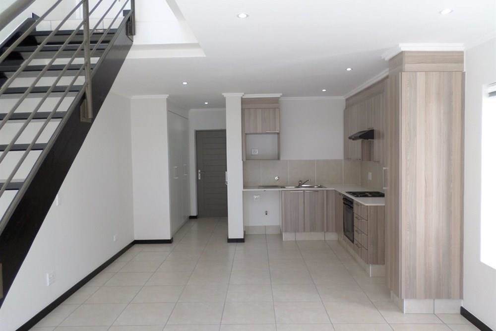 1 Bed Apartment in Sunninghill photo number 6
