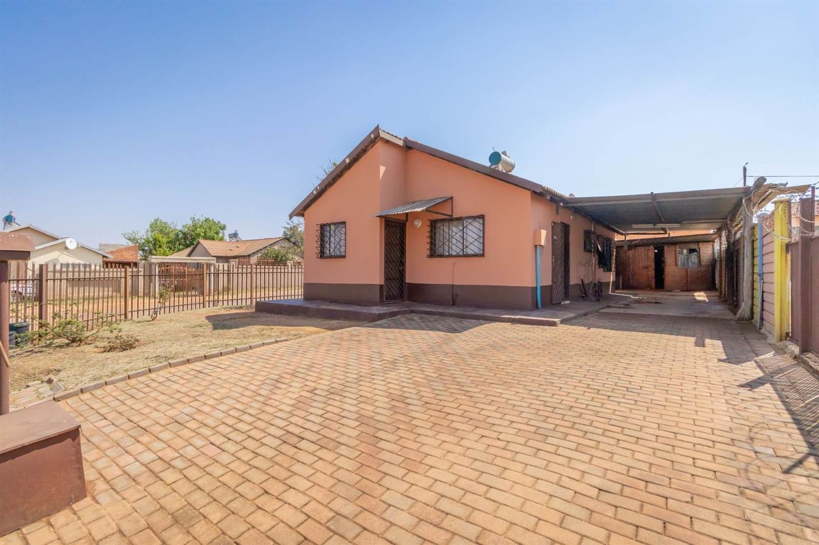 3 Bed House in Lenasia South photo number 1