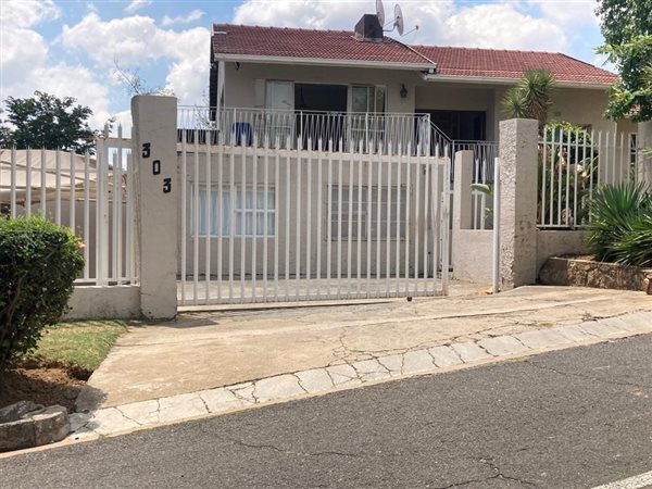 6 Bed House in Mondeor