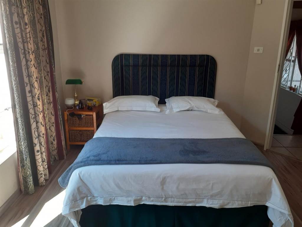 6 Bed Duet in Newlands photo number 16