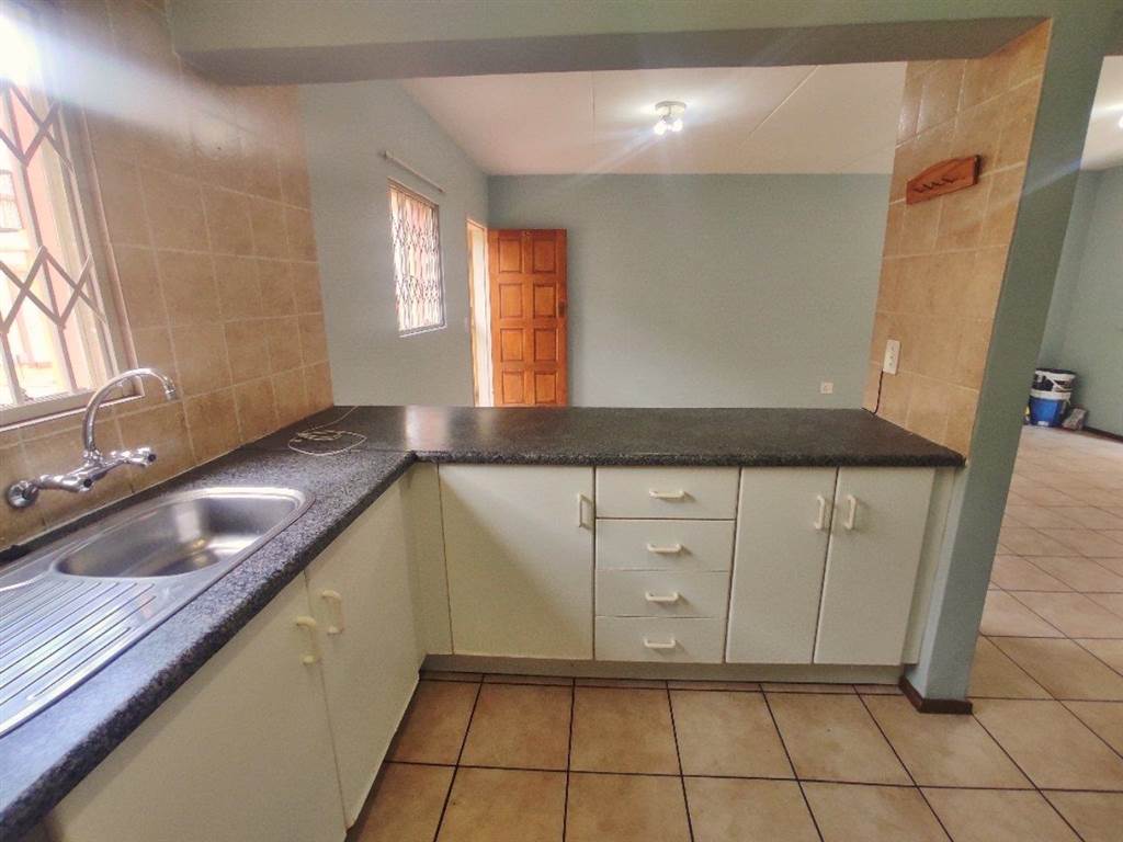 2 Bed Apartment in Sundowner photo number 4