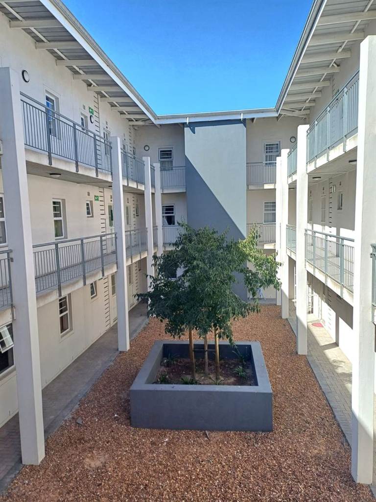 2 Bed Apartment in Bellville South photo number 13