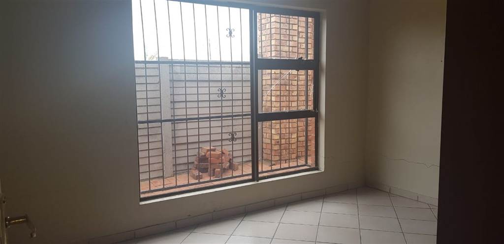 3 Bed Townhouse in Trichardt photo number 7