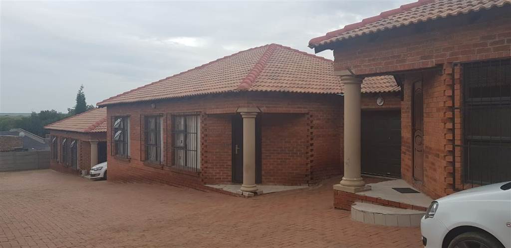 3 Bed Townhouse in Trichardt photo number 1