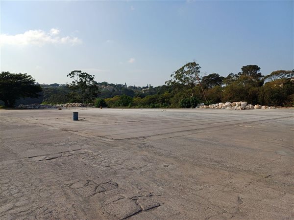 9 000  m² Commercial space