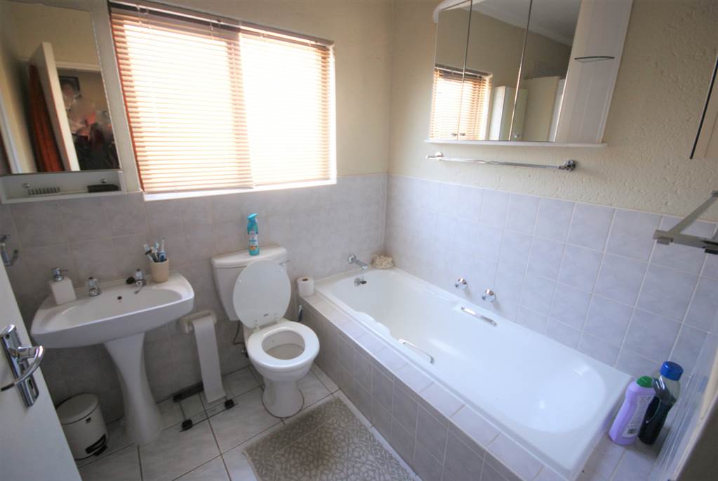 2 Bed Townhouse in Marais Steyn Park photo number 6