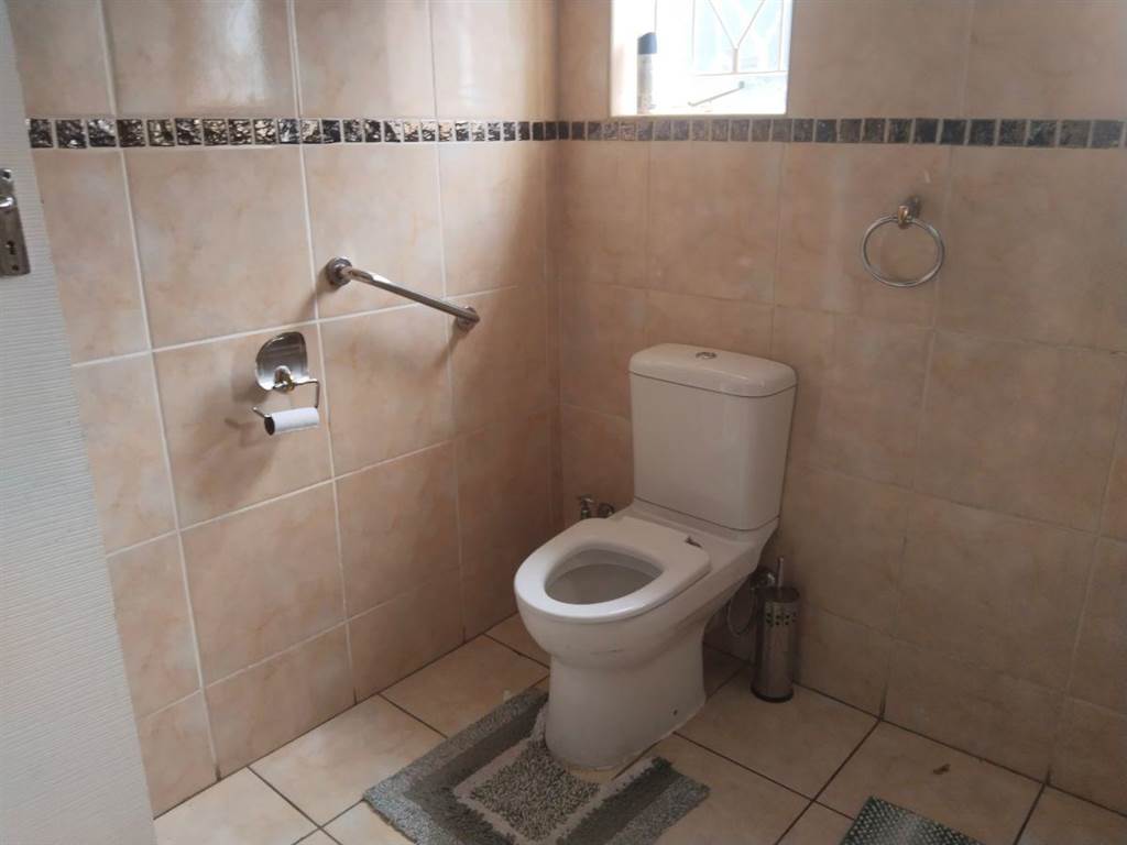 6 Bed House in Lenasia photo number 13