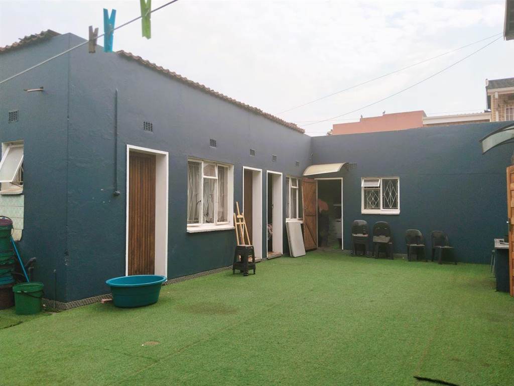 6 Bed House in Lenasia photo number 30
