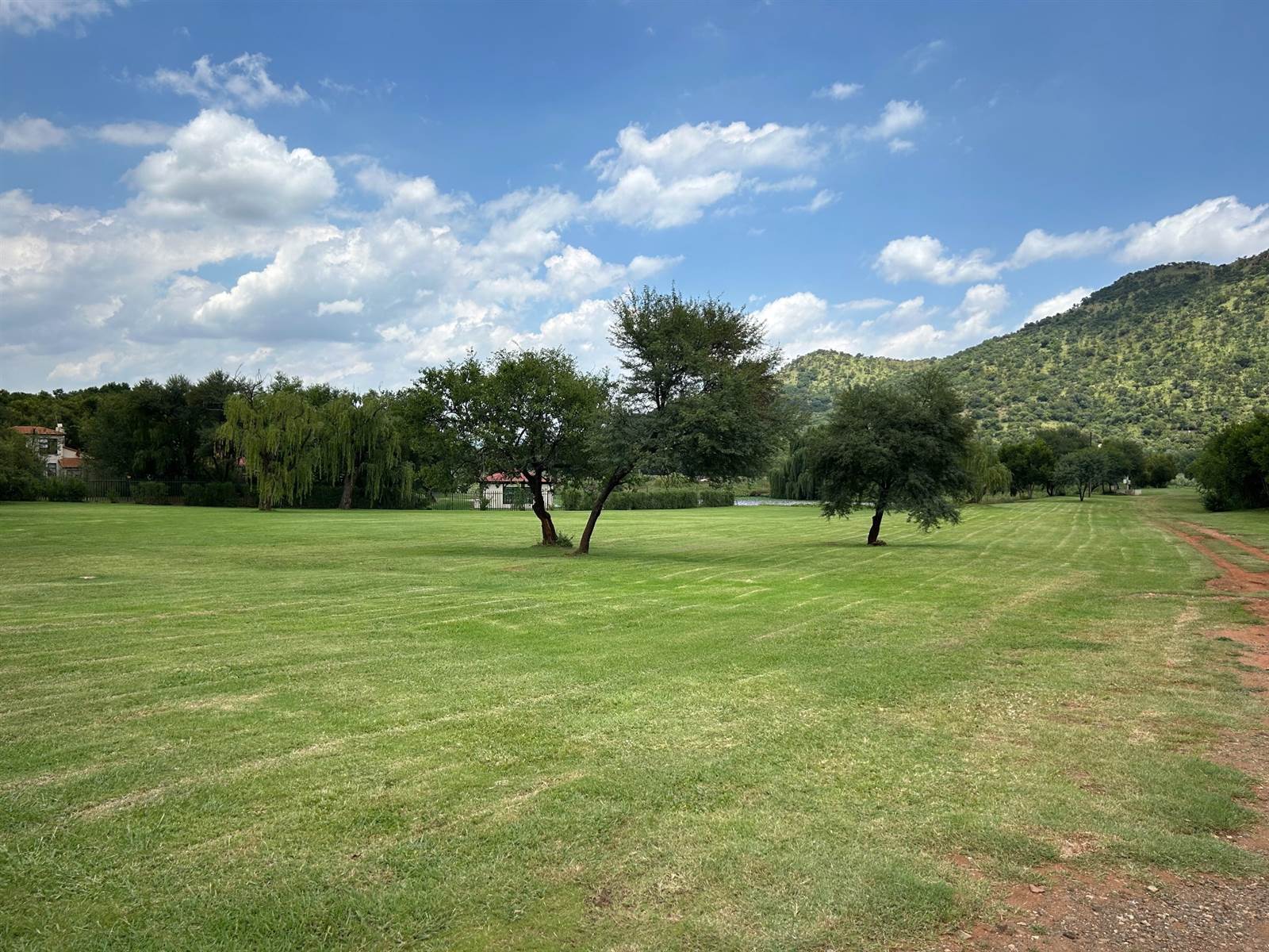 836 m² Land available in Estate D Afrique photo number 4