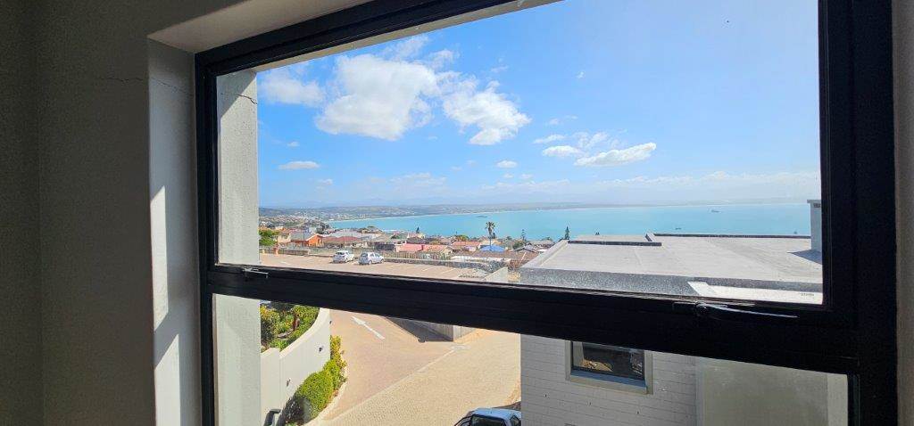 2 Bed Apartment in Mossel Bay Central photo number 8