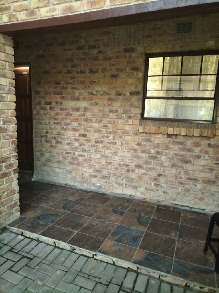 2 Bed Townhouse in Crystal Park photo number 2