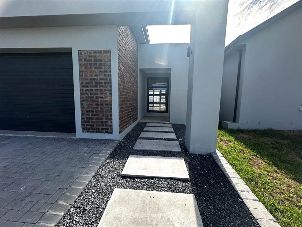 4 Bed House in Paarl photo number 3