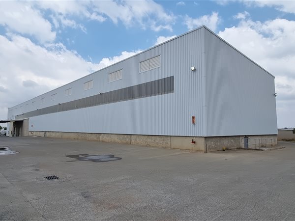 3 100  m² Industrial space