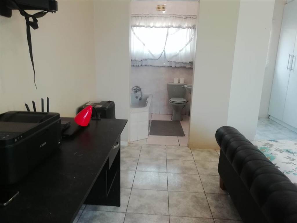 4 Bed House in Witbank Central photo number 5