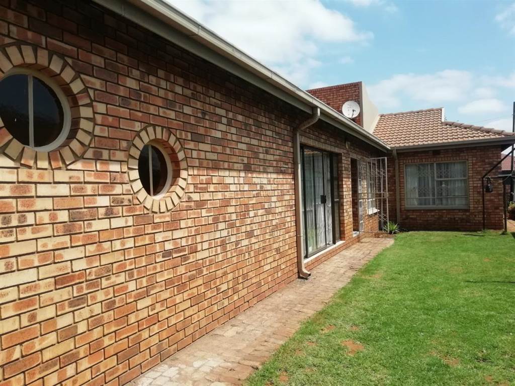 4 Bed House in Witbank Central photo number 1