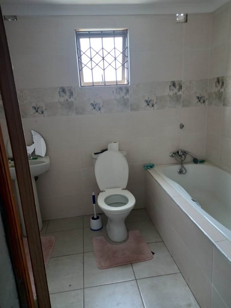 2 Bed House in Zwide photo number 8