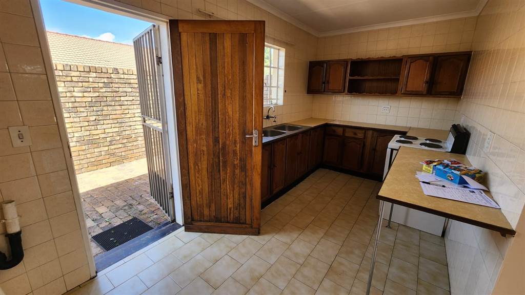 2 Bed Townhouse in Randpoort photo number 16