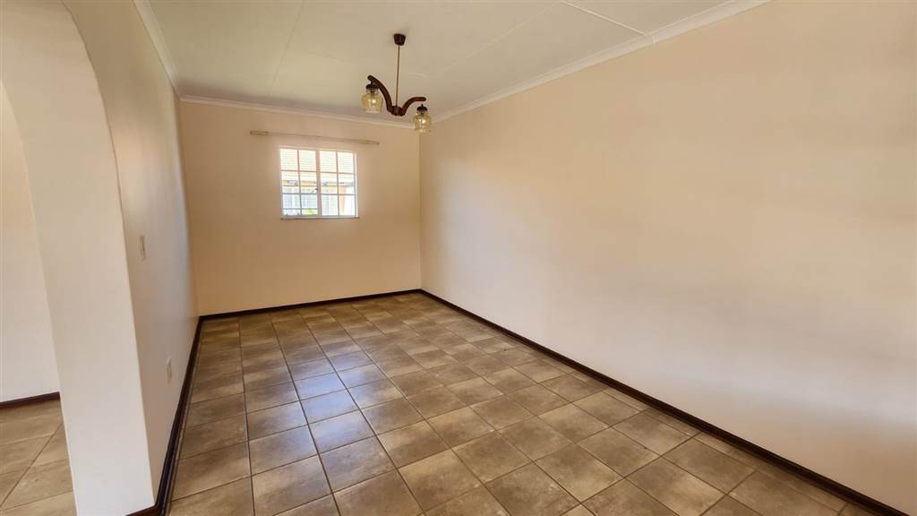 2 Bed Townhouse in Randpoort photo number 13