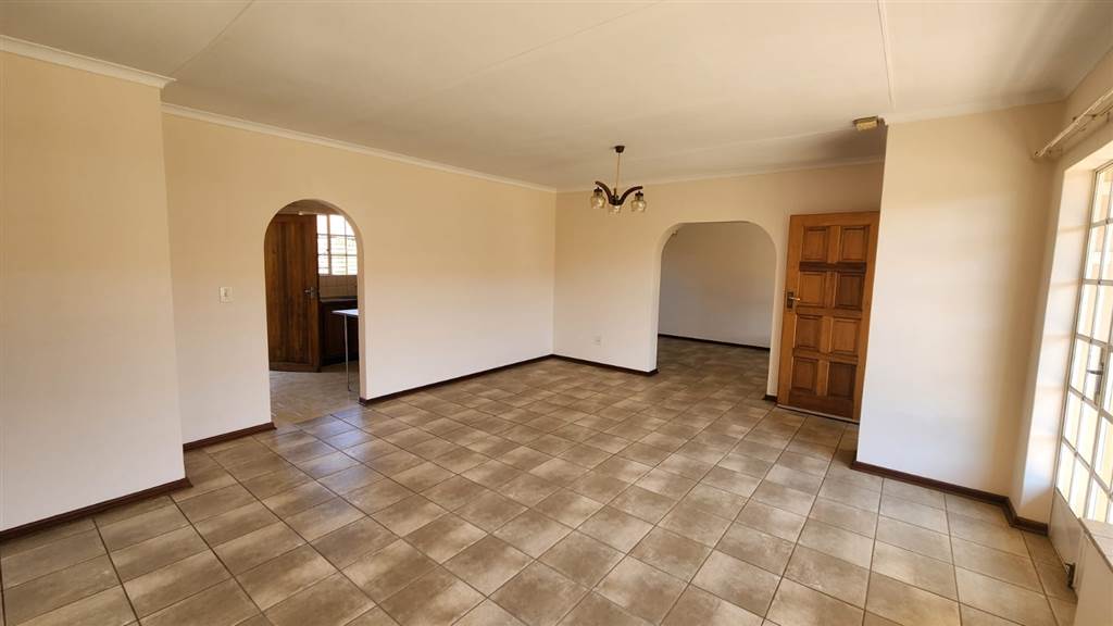 2 Bed Townhouse in Randpoort photo number 14