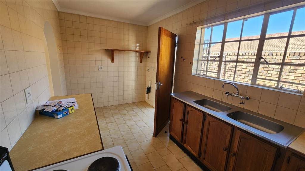 2 Bed Townhouse in Randpoort photo number 10