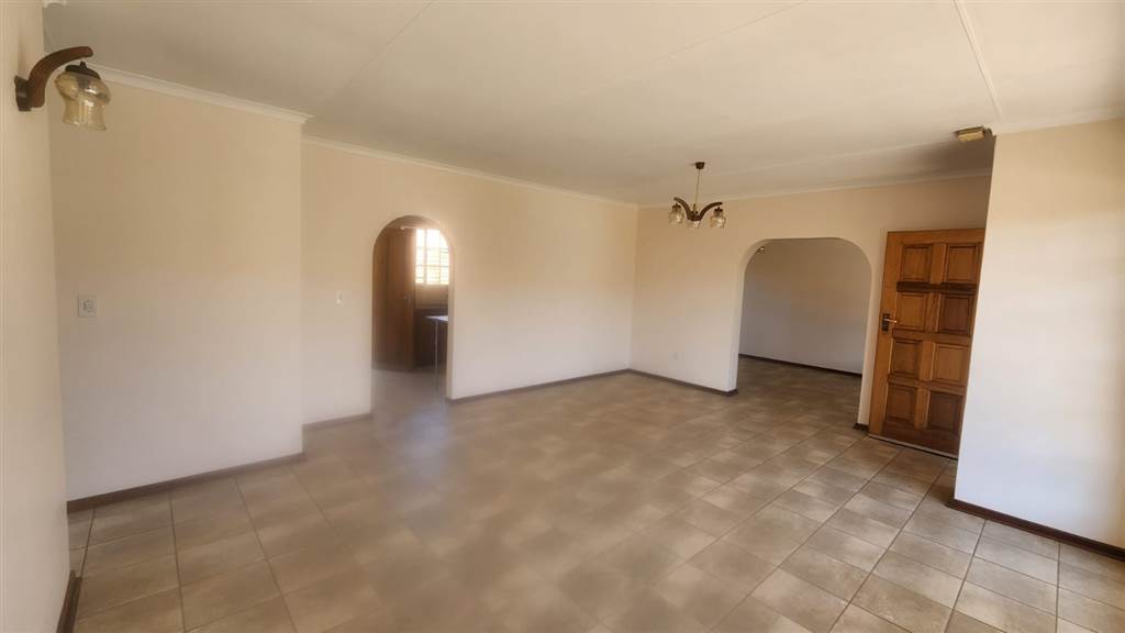 2 Bed Townhouse in Randpoort photo number 19