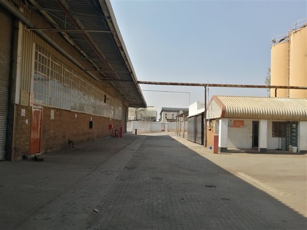 8 000  m² Commercial space